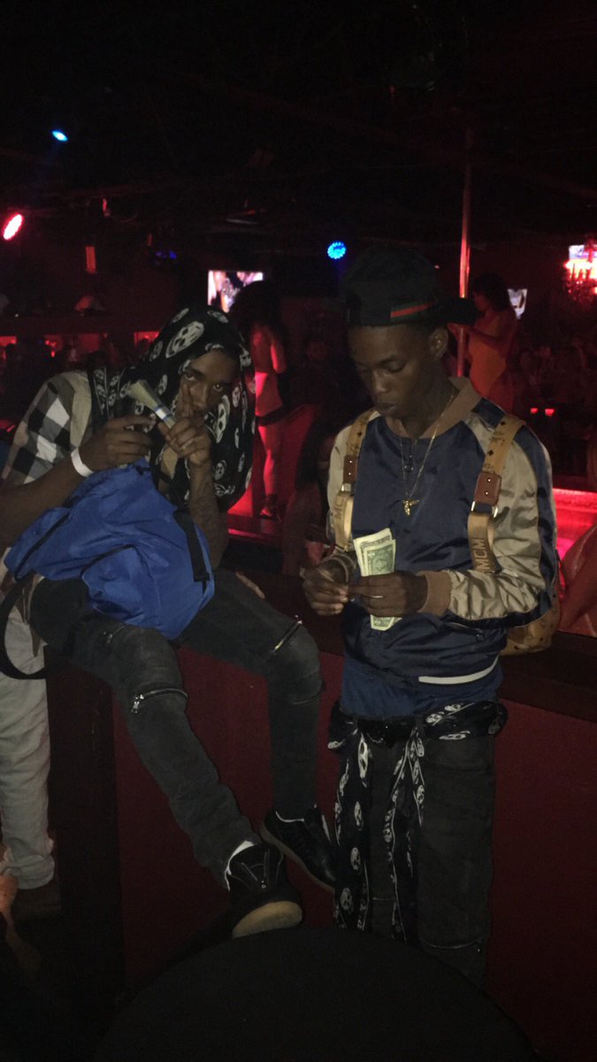 Checkinsack's tweet photo. You know that's my brother he with me each n everyday @2selfish_greedy 💸💯 https://t.co/iXBr4NiQSJ