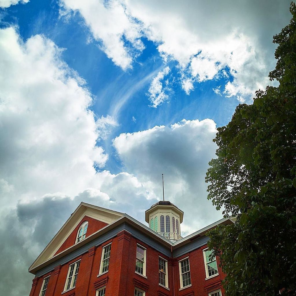 willamette_u's tweet image. Waller Hall with a summer sky. #willamette_u #waller #summer #sky #sun #oregon #salem ift.tt/28S7joU