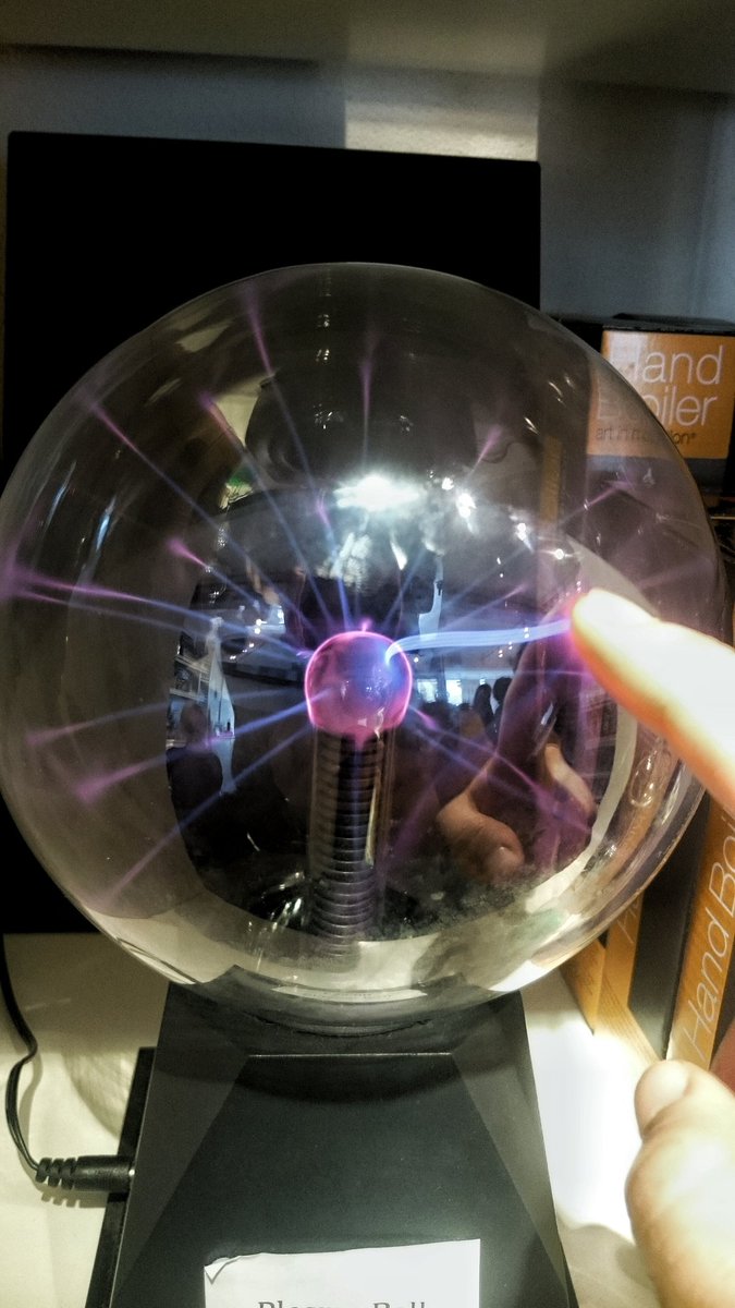yulinPhysics's tweet photo. Mechanism of a plasma ball anyone? https://t.co/PtE14swck9