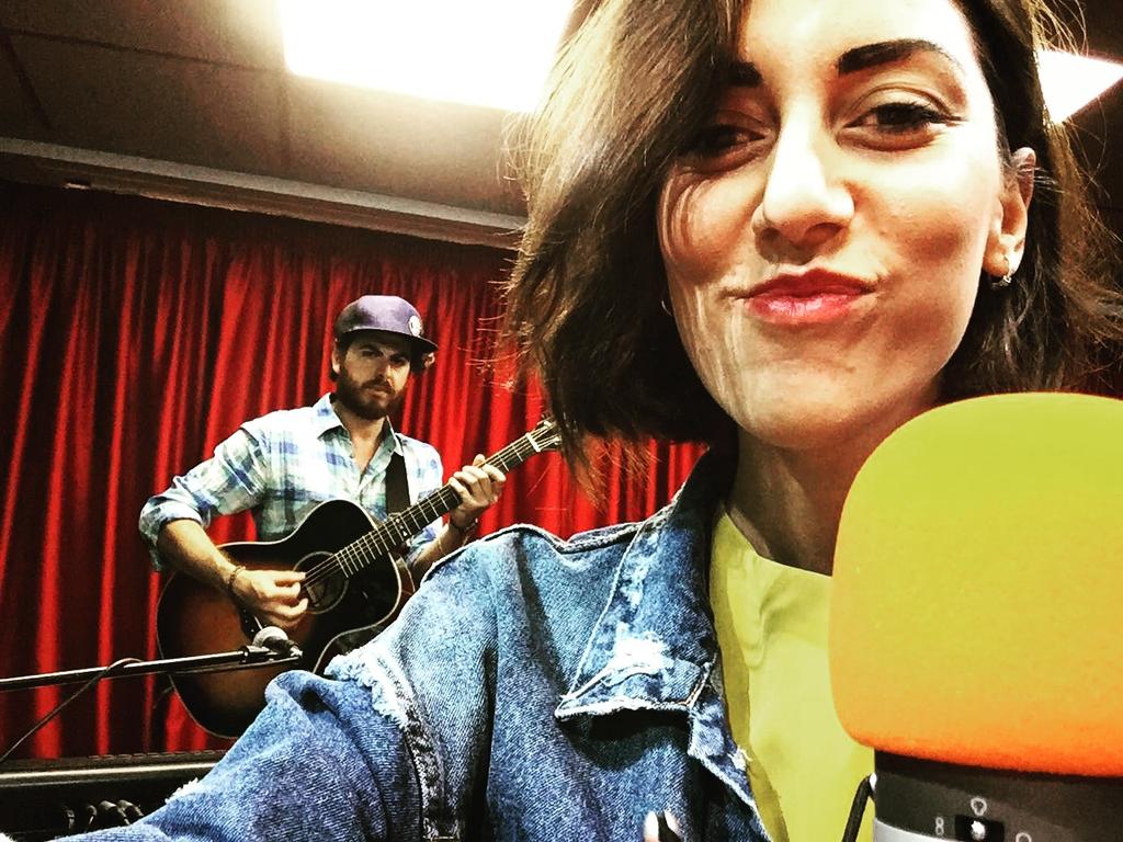 Io,lui&amp;la musica...
"Occhi" live🌼 <a href="/miliapeppe/">Peppe Milia</a> 
#occhi #questastrada #minilive #miele