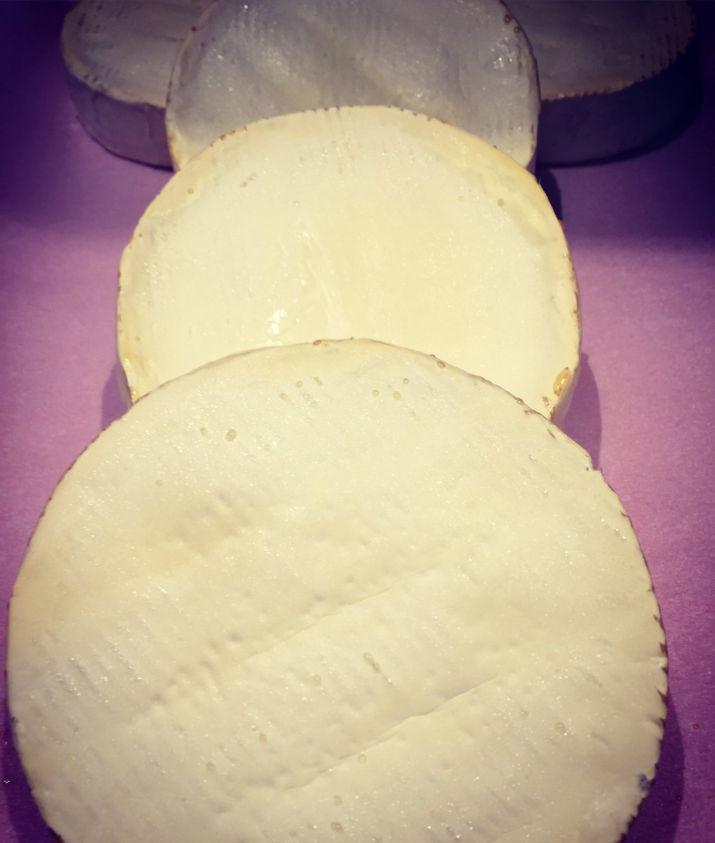 Brie fumé triple crème <a href="/AvenueMontRoyal/">Avenue du Mont-Royal</a> <a href="/helenebleclerc/">H Bourgeois Leclerc</a> <a href="/sofecteau/">Simon O Fecteau</a> <a href="/PlateauCom/">Plateau Mont-Royal</a>