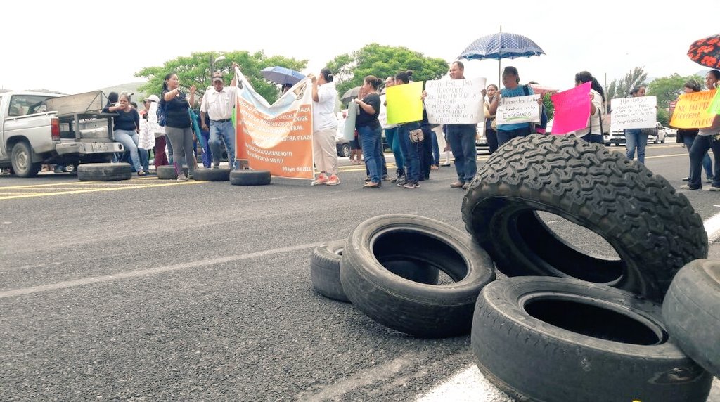 AgendainformaTV's tweet photo. Padres de familia y alumnos de primarias bloquean carretera federal México-Acapulco (Mazatlán), #Chilpancingo https://t.co/eKrPcAEJuo