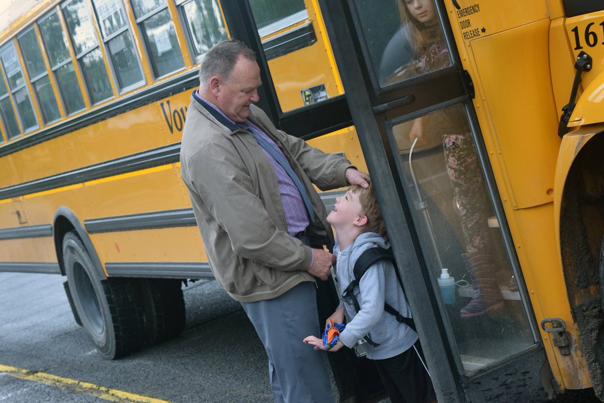 JessicaACunha's tweet image. Rain, snow or shine @StMichaelFitzro principal greets students w/a handshake every morning ottawacommunitynews.com/community-stor…
