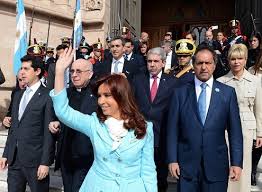 ReyLear67's tweet photo. Qué bien escoltado el arzobispo de Luján!!! Casi no quedan chorros sin fotografiar  #DDM https://t.co/Cc10oszEVJ