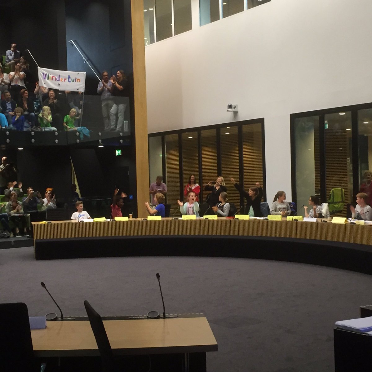 Jeugdgemeenteraad Oss heeft na een heftige discussie besloten: €3000,- voor 'de Speelaanleiding' van <a href="/OBSTRavelijn/">OBS 't Ravelijn</a>