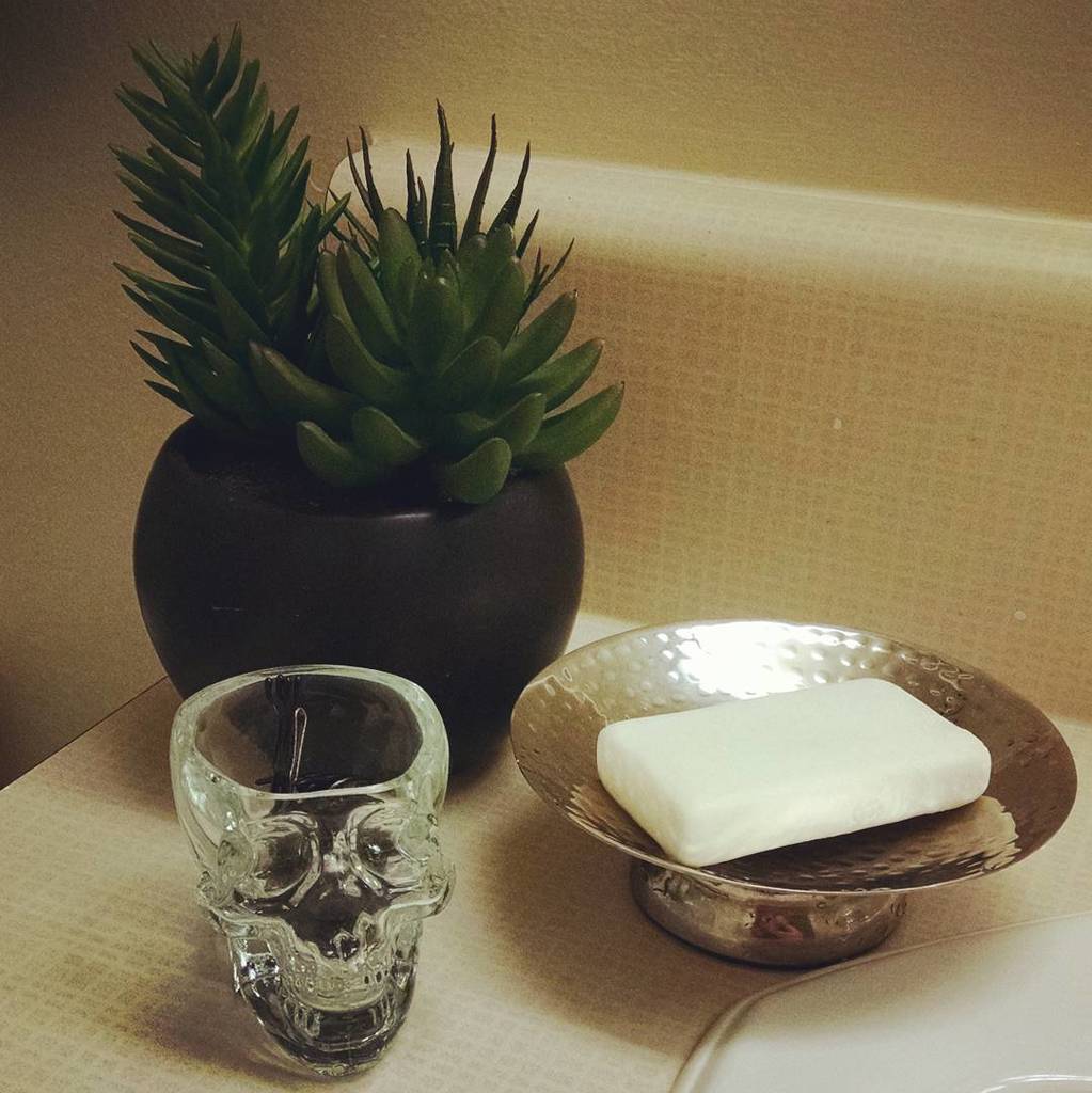 I like to decorate my home like I'm a hipster rockstar living in Southern California but w… ift.tt/28KYEkV