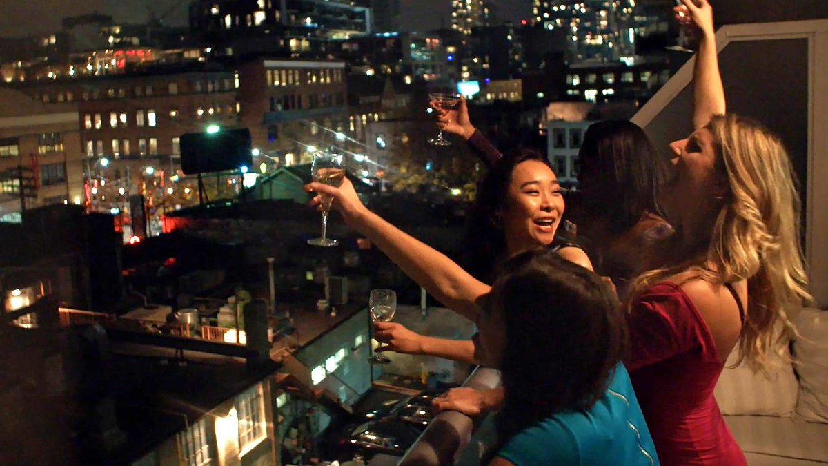 Герлз найт аут. Коктейльные вечеринки. Night people фото. Вечеринка с друзьями. Беседа за столом.