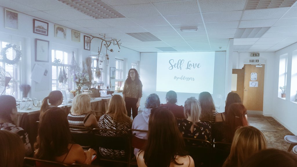 _lightspace's tweet image. Charlie chatting about taking time for urself. Don't wait 4 someone to buy you flowers! Buy them!! #goaldiggers