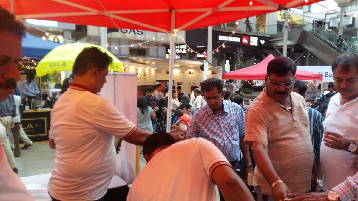PauseWines's tweet photo. #PauseWines at the Karen Anand Mumbai Farmer's Market at High Street Phoenix, Lower Parel! (2/2) https://t.co/2EyFknKXrm
