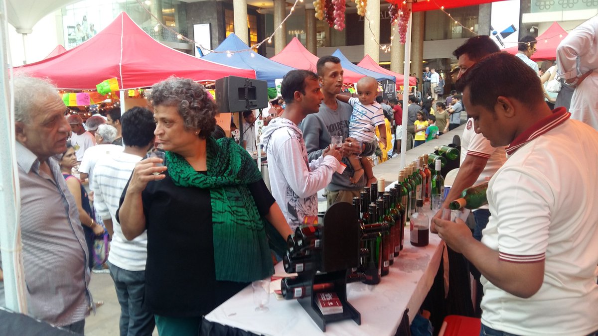 PauseWines's tweet photo. #PauseWines at the Karen Anand Mumbai Farmer's Market at High Street Phoenix, Lower Parel! (2/2) https://t.co/2EyFknKXrm