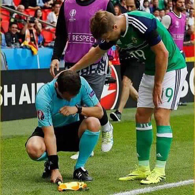 ondertussen op het EK

"Heer, we komen met deze grensrechter bij U. Help hem aub wat beter te vlaggen...AMEN!!"