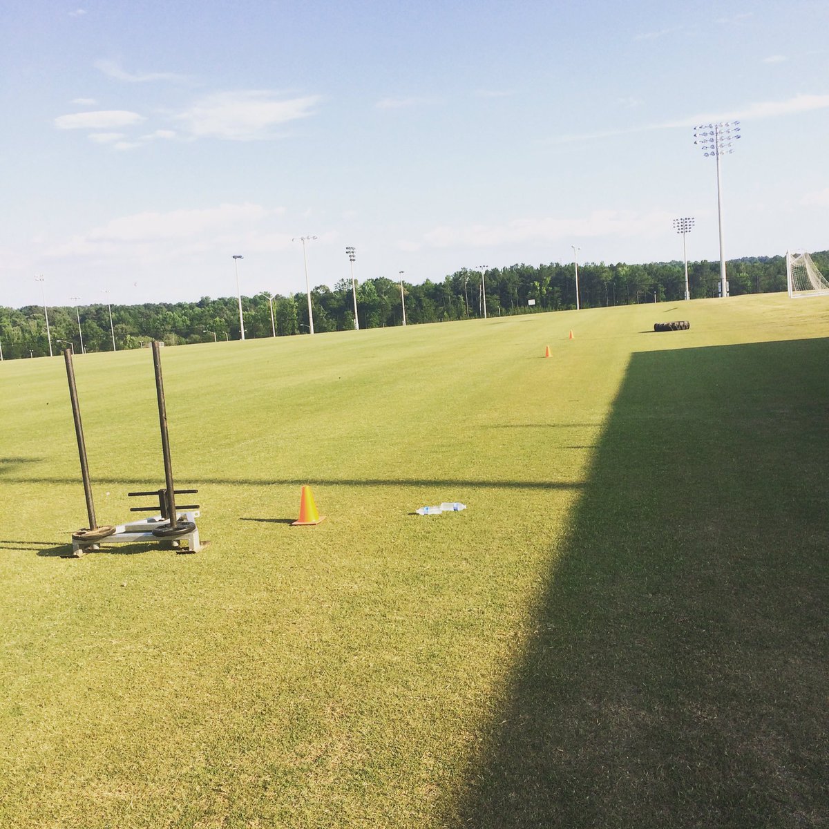 c_tripp10's tweet photo. Dynamic warm-up
5 30 yard sled pushes
5 30 yard tire flips
5 100's
#conditioningsession #sleds #tireflips #100s https://t.co/Y4mkUFEs6b