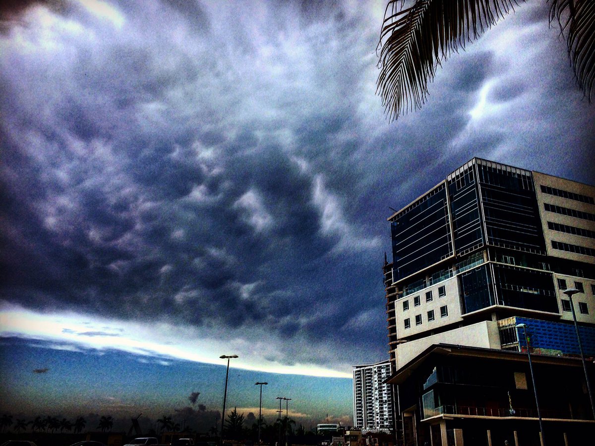 Maxima975Cancun's tweet image. Cancún siempre nos regala increíbles paisajes👌🏽☁️ #tardesMáxima  #YorchAlAire