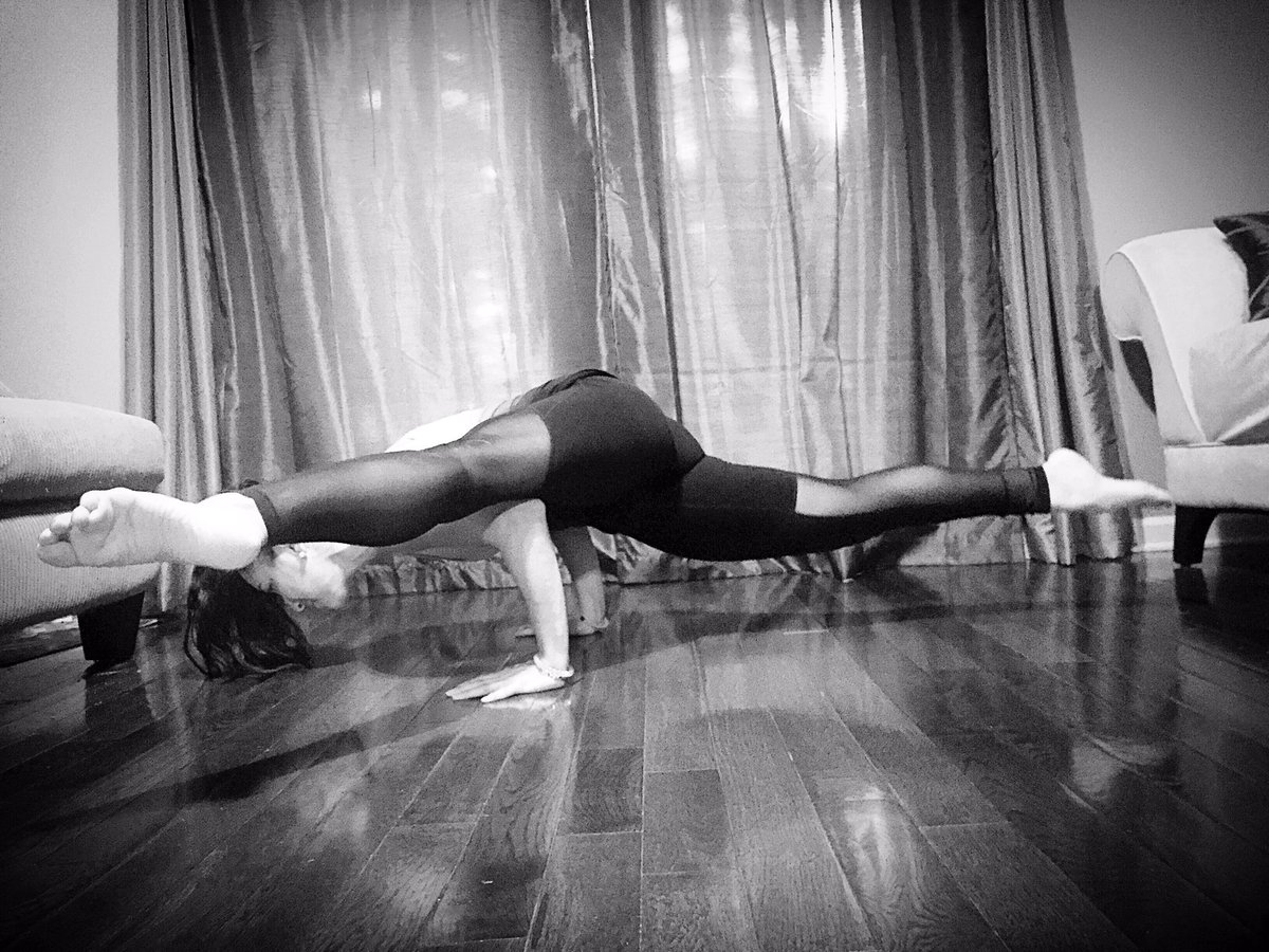 mslauralisa's tweet photo. One of the newest poses I've learned #flyingsplits #floatinglizard #InternationalYogaDay #namaste https://t.co/zk2kBvorVi