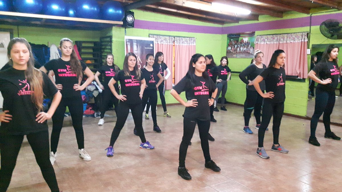 MatrixDanceShow's tweet photo. Ensayando para las Selectivas Matrix Producciones !!! Nos vemos en septiembre !! #matrixshow #matrixdance #rosario https://t.co/wBqCoEUXTw