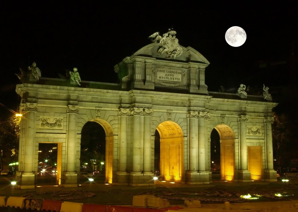 EspanaEnLatam's tweet photo. La luna llena en #España es todo un espectáculo!
#alhambra #madrid #sevilla #alicante #lunallena #fullmoon #spain https://t.co/PActIPAxlD
