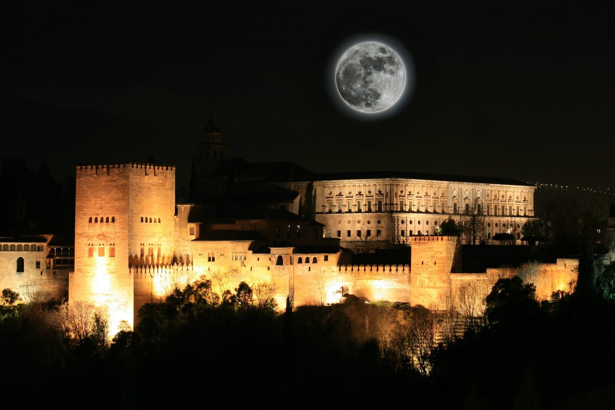 EspanaEnLatam's tweet photo. La luna llena en #España es todo un espectáculo!
#alhambra #madrid #sevilla #alicante #lunallena #fullmoon #spain https://t.co/PActIPAxlD