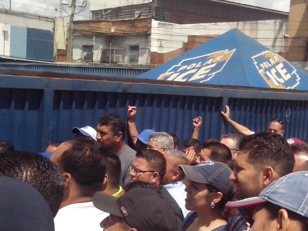 rctv's tweet photo. Hoy Grupos Armados Desalojaron Empresas Polar Los Frailes, Catia. https://t.co/zm8AqjBhn0