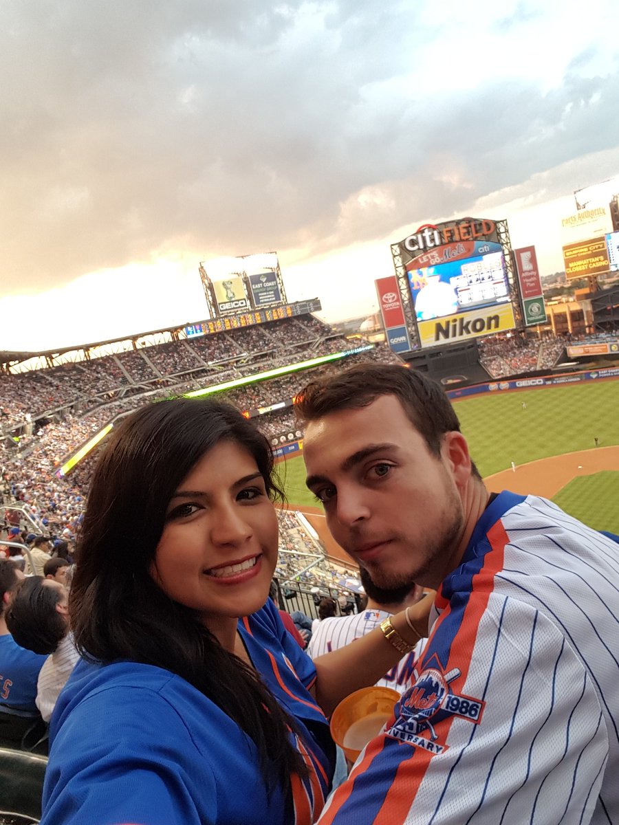 EngineeringJoe_'s tweet image. Peruvian 🇵🇪and 🇬🇧British couple waiting for the extraordinary Mets game #NikonMets