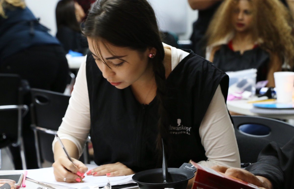 MegaTechPanama's tweet photo. El poder del conocimiento forjando futuros en #askacademy by @Julitocalderon  pic. #megatechpanama https://t.co/9qAodHU7MW