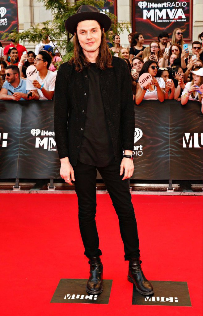JamesBay_es's tweet photo. FOTOS: @JamesBayMusic en la alfombra roja de los #MMVAs (19/06). Actuó con "Let It Go". https://t.co/mkiKgzDOwk