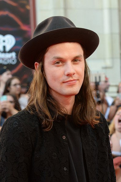 JamesBay_es's tweet photo. FOTOS: @JamesBayMusic en la alfombra roja de los #MMVAs (19/06). Actuó con "Let It Go". https://t.co/mkiKgzDOwk