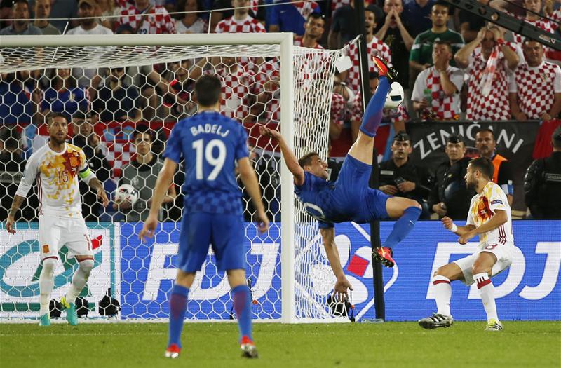 BetfairExchange's tweet photo. If you fancy another goal between #CRO and #ESP, Over 2.5 Goals is now 1.86. https://t.co/3sBD0QpBzj https://t.co/IuLYw4gBBW
