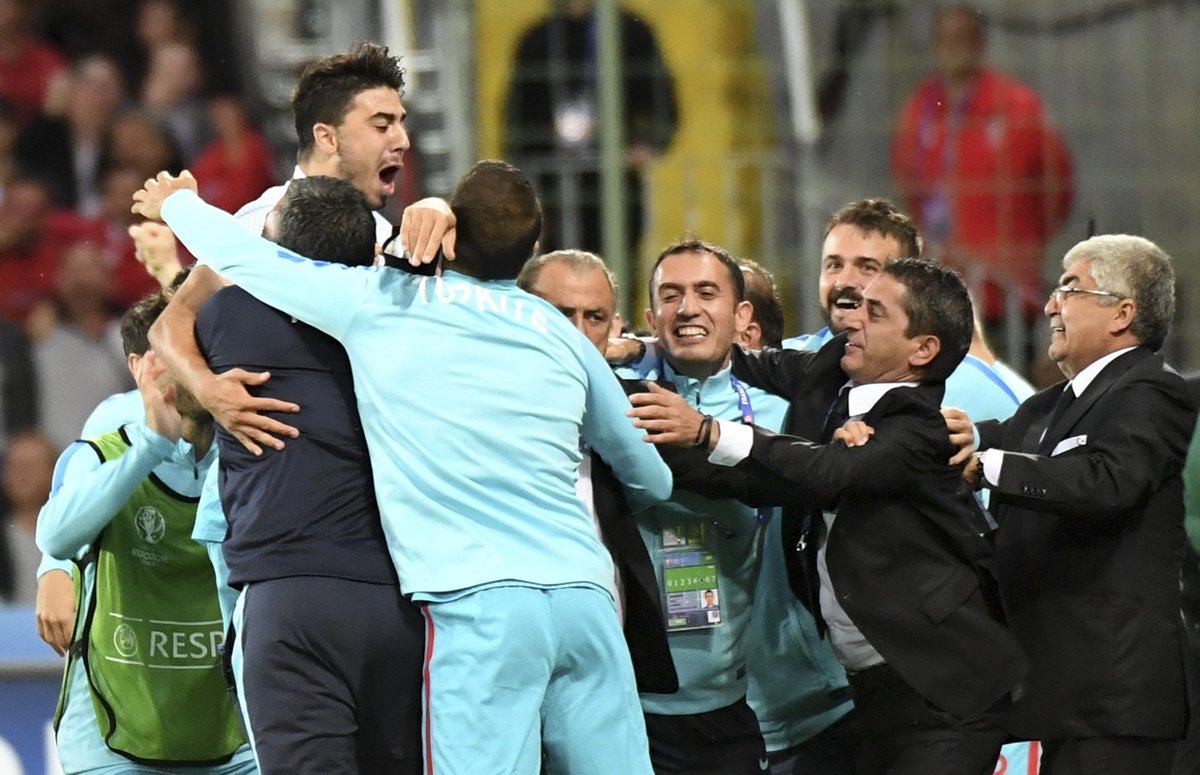 ntvspor's tweet photo. Ozan Tufan'ın gol vuruşu #TUR #EURO2016 https://t.co/ANRui3OhtF