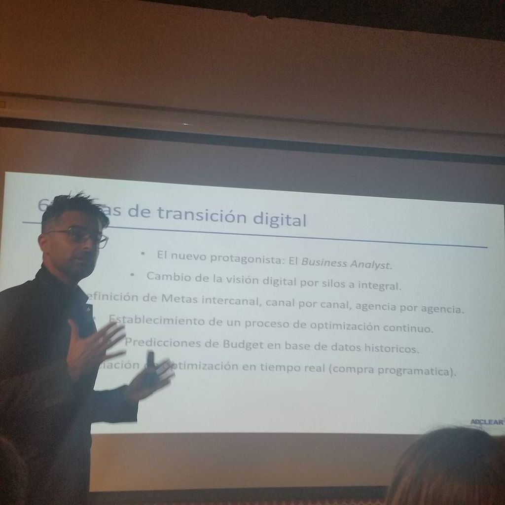 APatQuin's tweet photo. Dimitrios Haratsis, CEO de #AdClear en la conferencia sobre modelos de atribución en base … https://t.co/8gxve3rfwo https://t.co/VfkCmH6QMa