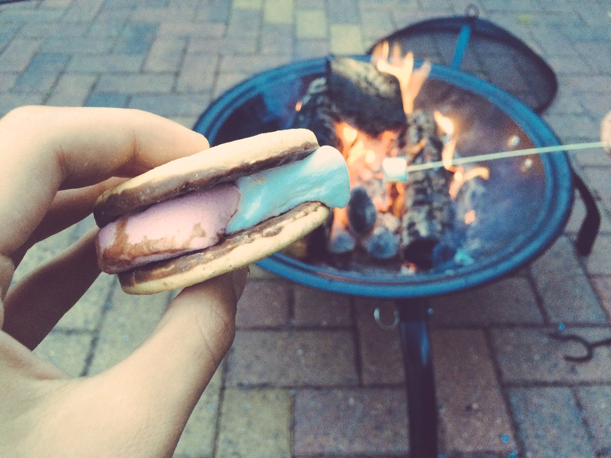 😋😋😋
#Fire #Roastingmarshmallows