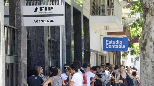 clarincom's tweet photo. Cómo hacer el trámite para que la AFIP reintegre el dólar ahorro de 2015 https://t.co/5hMV3ZLOZ3 https://t.co/qdezYdYgvA