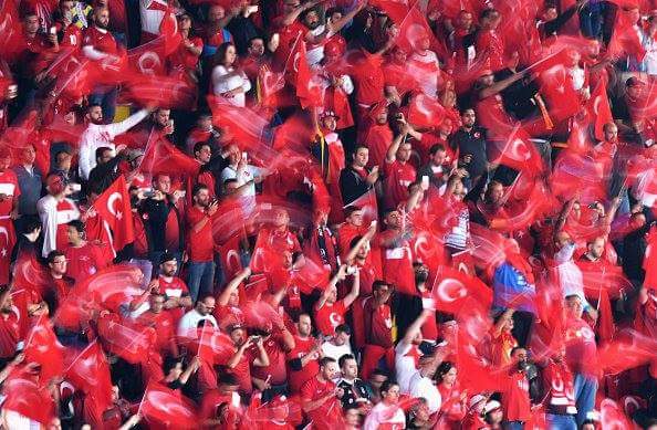 #AMilliTakım #EURO2016 #TUR Bize Her yer kırmızı beyaz..Bize her yer Ay Yıldız.. #BizBittiDemedenBitmez