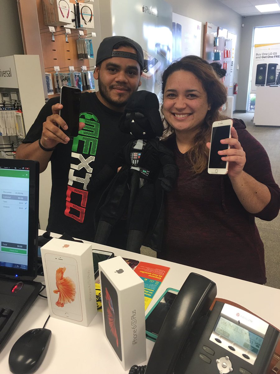 RollingOaksFS's tweet photo. Two line port over from AT&amp;T!! Very happy customers🙌🏽 #TheSwitchIsReal @larosa_rob @CFL5Star @bill_figueroa https://t.co/Vtz9CnuPsv