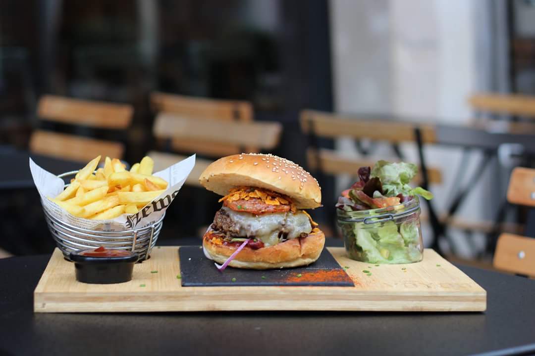 #BurgerOfTheWeek
Manchego AOP, chorizo, laitue iceberg, oignons rouges, sauce chili maison !
#VoyouBurger