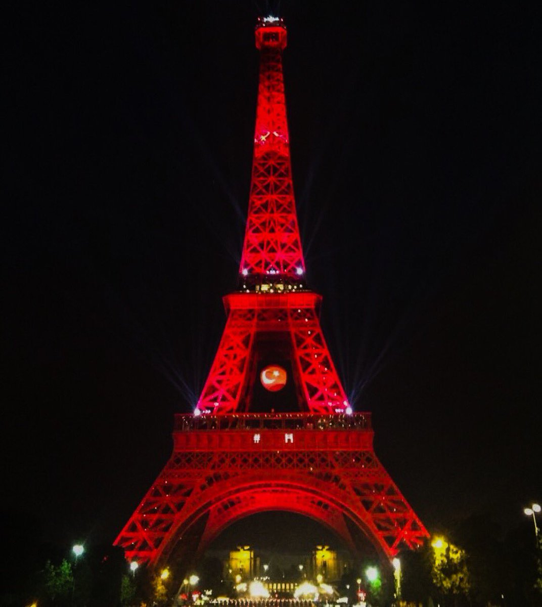 Bu kez her şey bizim istediğimiz gibi… Ay-Yıldız galip, Eyfel yine Kırmızı-Beyaz… #RuhunuVer #BizBittiDemedenBitmez