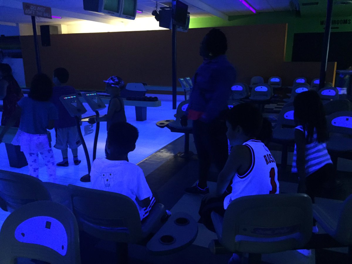 kdbui_'s tweet photo. Glow Bowling at #billymosienkolanes with the kiddies! 🎳 @SchoolChamplai1 https://t.co/n2PRSzYyPc