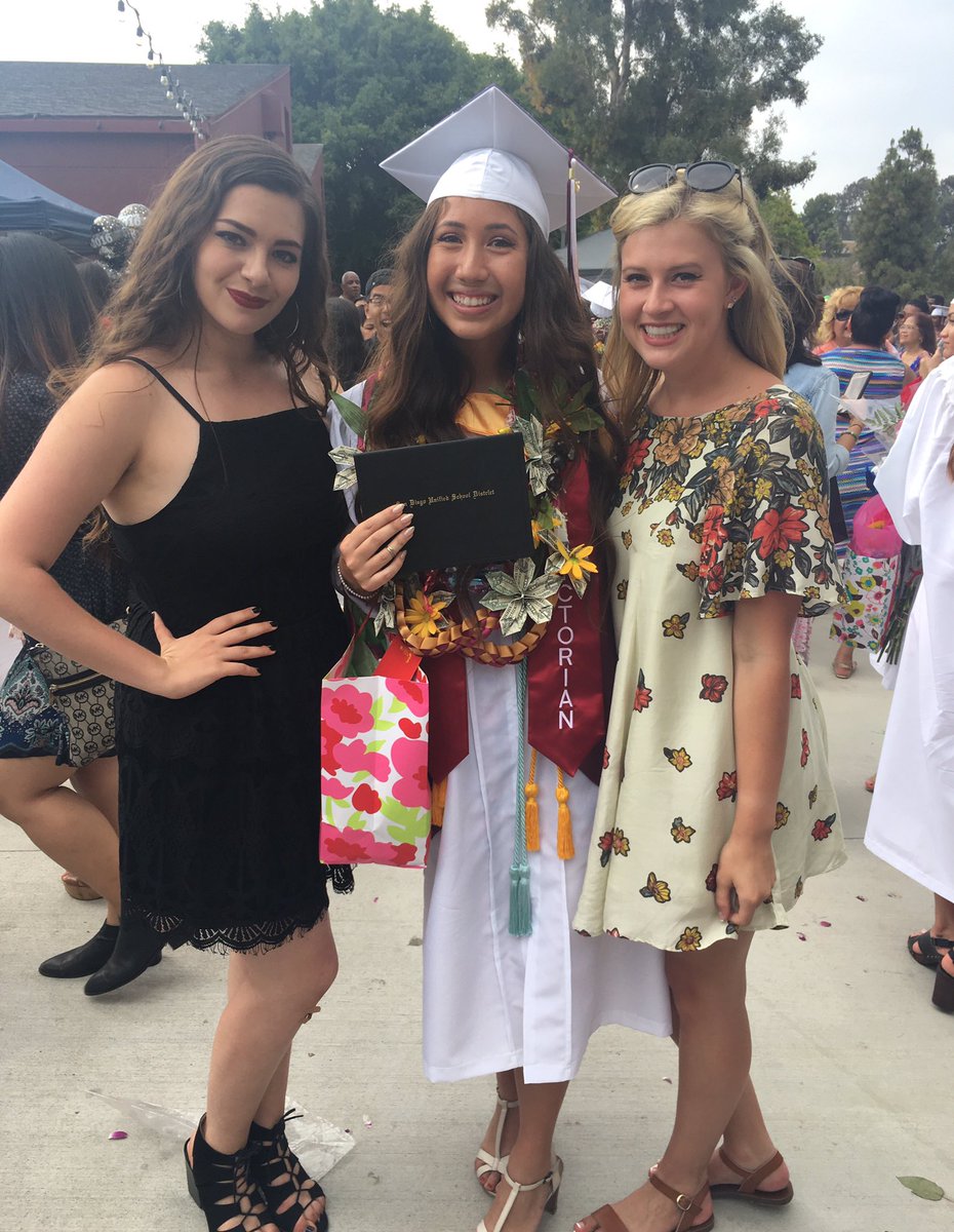 alliegoldhamer's tweet photo. conGRADulations to some of my beautiful best friends🎉🤗🤘🏻 next year will not be the same without you guys💖 https://t.co/RUmbJwuCWO