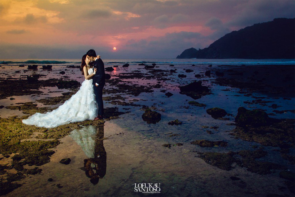 Foto Romantis Prewedding Pantai Wediombo Jimmy dan Gabby lofukau.com/foto-romantis-…