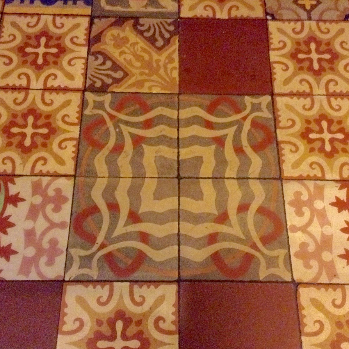 bardelpla's tweet image. No es un #Tetris... es nuestro suelo. Te gusta? #BarcelonaFloors #FoodiesTiles #Mosaicos #TileAdiction #Azulejos