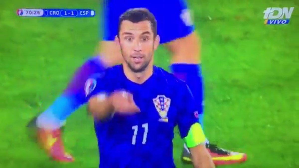 ActuFoot_'s tweet photo. Depuis le banc, Modric a demandé à Srna de transmettre à Subasic le côté préféré de Sergio Ramos. Penalty arrêté ! https://t.co/8xRKd5BKA6
