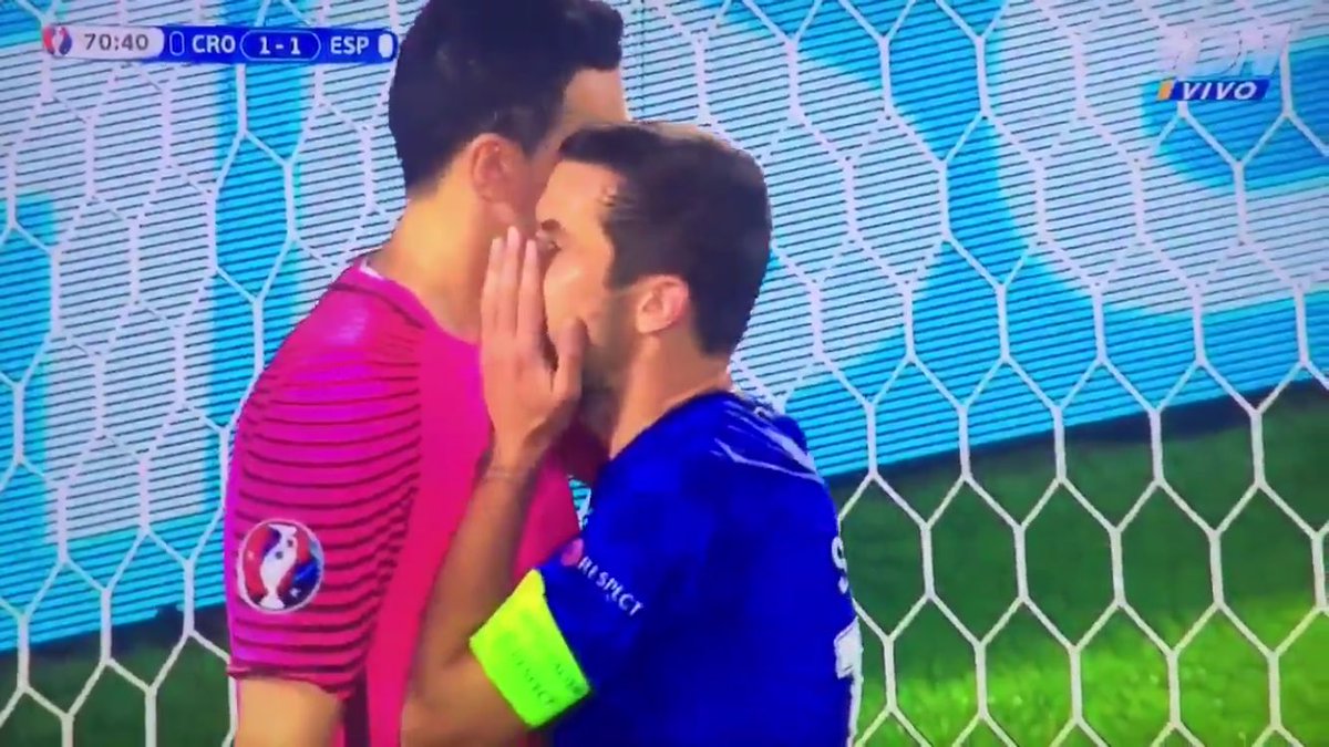 ActuFoot_'s tweet photo. Depuis le banc, Modric a demandé à Srna de transmettre à Subasic le côté préféré de Sergio Ramos. Penalty arrêté ! https://t.co/8xRKd5BKA6