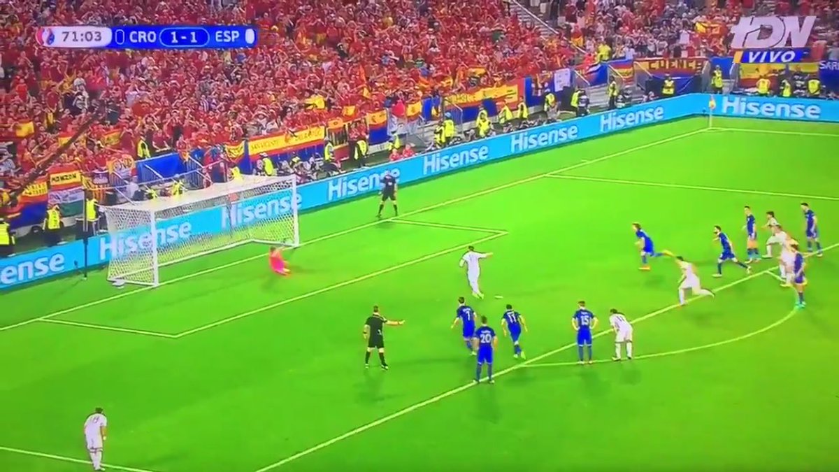 ActuFoot_'s tweet photo. Depuis le banc, Modric a demandé à Srna de transmettre à Subasic le côté préféré de Sergio Ramos. Penalty arrêté ! https://t.co/8xRKd5BKA6