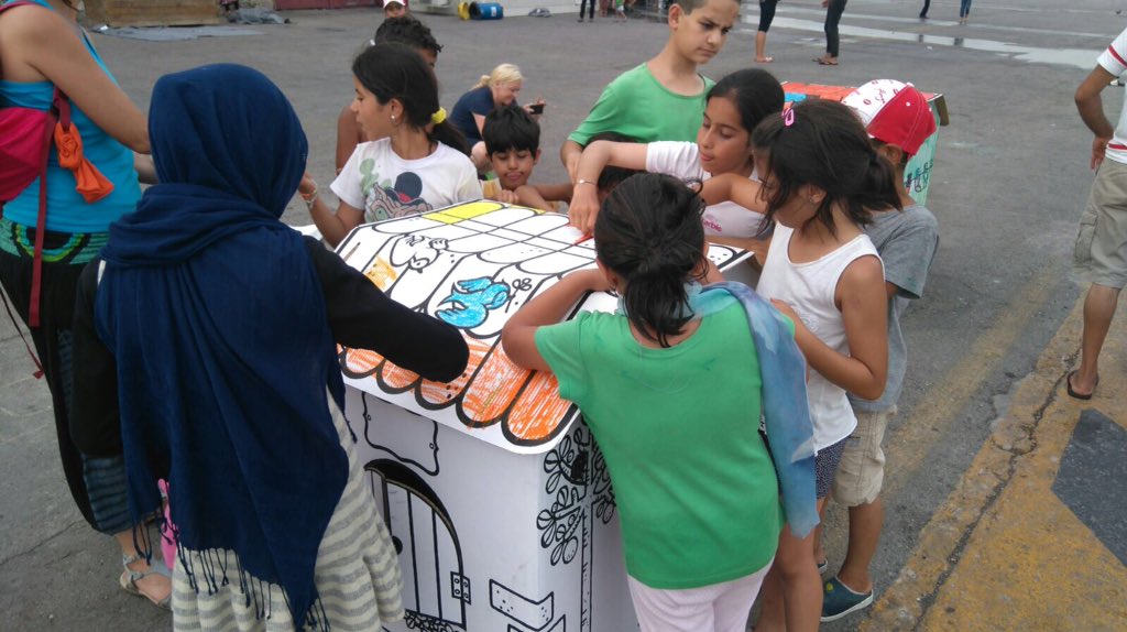 SyrianSmiles's tweet photo. De la fira solidària de les rives a grècia! Ja tenen les casetes i els missatges https://t.co/aatAl2FYSR