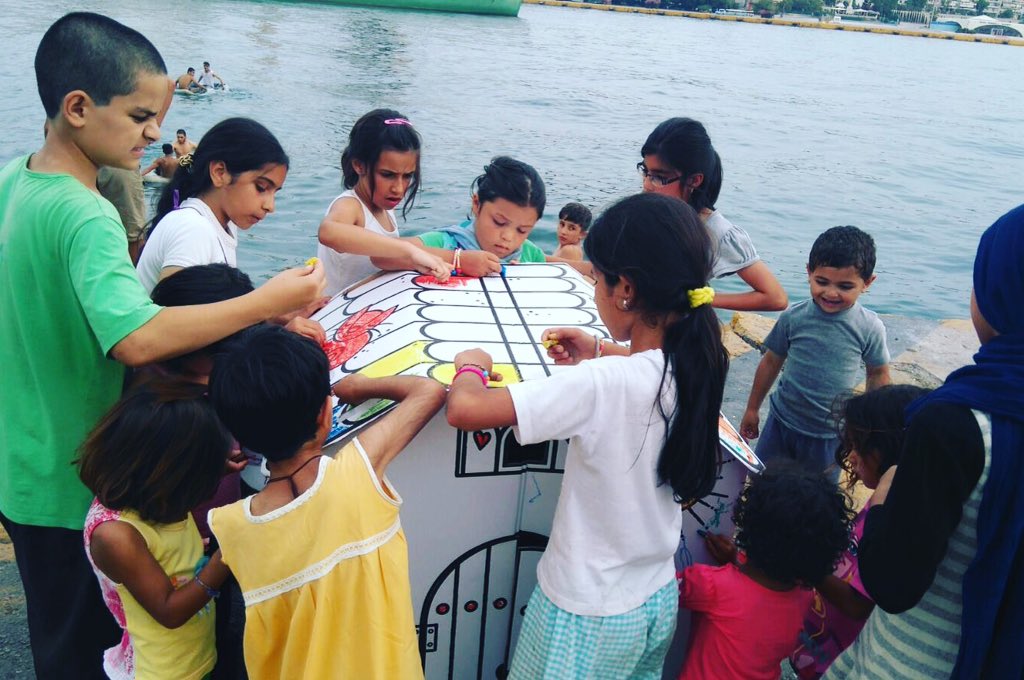 SyrianSmiles's tweet photo. De la fira solidària de les rives a grècia! Ja tenen les casetes i els missatges https://t.co/aatAl2FYSR