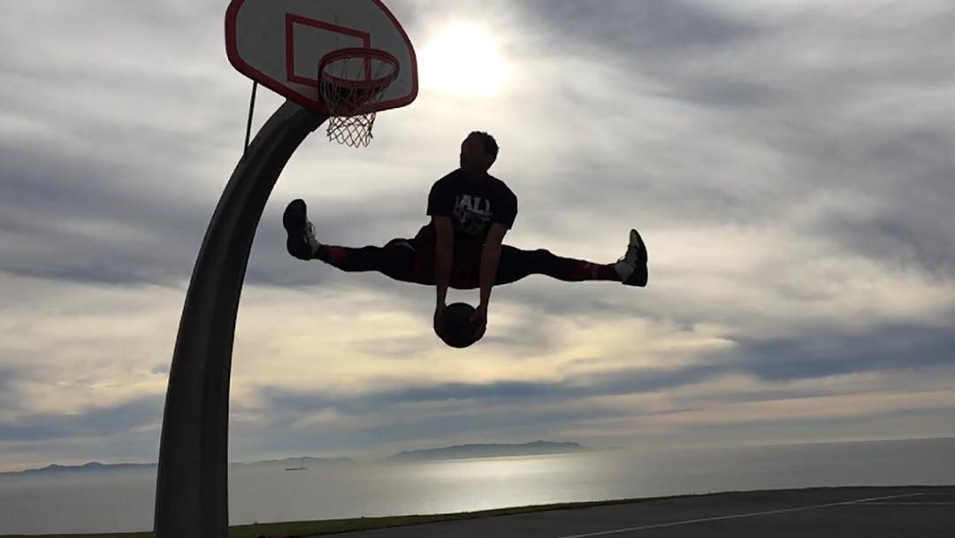 BlacktopApp's tweet photo. Cirque du Soleil meets @jclarkthejumper
#acrobatics #circuedusoleil #ballislife #blacktopapp
https://t.co/kYrzBOGMt0 https://t.co/CwD96OilyP