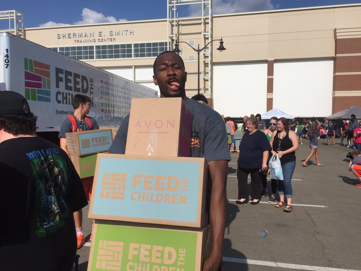 OSUMBB's tweet photo. Thanks to @feedthechildren for the great work they do and for letting us be a small part. #orangeandblackgivesback https://t.co/QjPn9HW4Y8