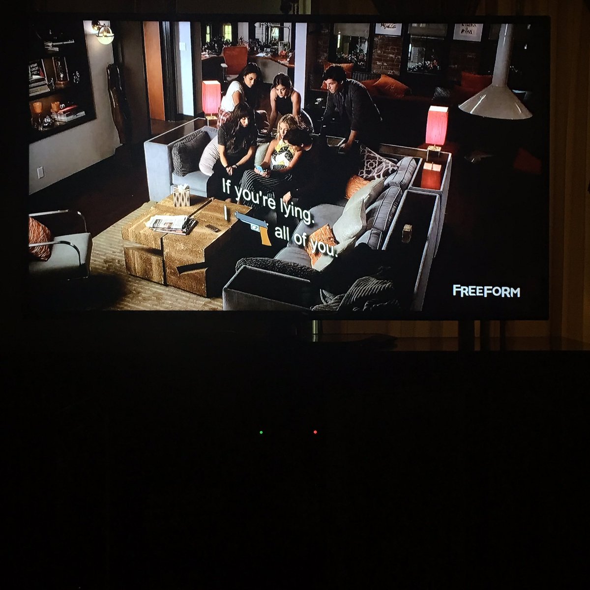 iionlikeyall's tweet image. oneeeee more hour until the summer premiere of #PLL #SaveHanna #PLL7