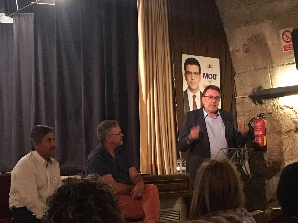 jlcleries's tweet photo. Acte a #Bellpuig amb l'alcalde de Bellpuig i @ramonalturo #fetsxcat @cdcbellpuig @ConvergenciaCAT Endavant!!!! https://t.co/a509C1rcEN