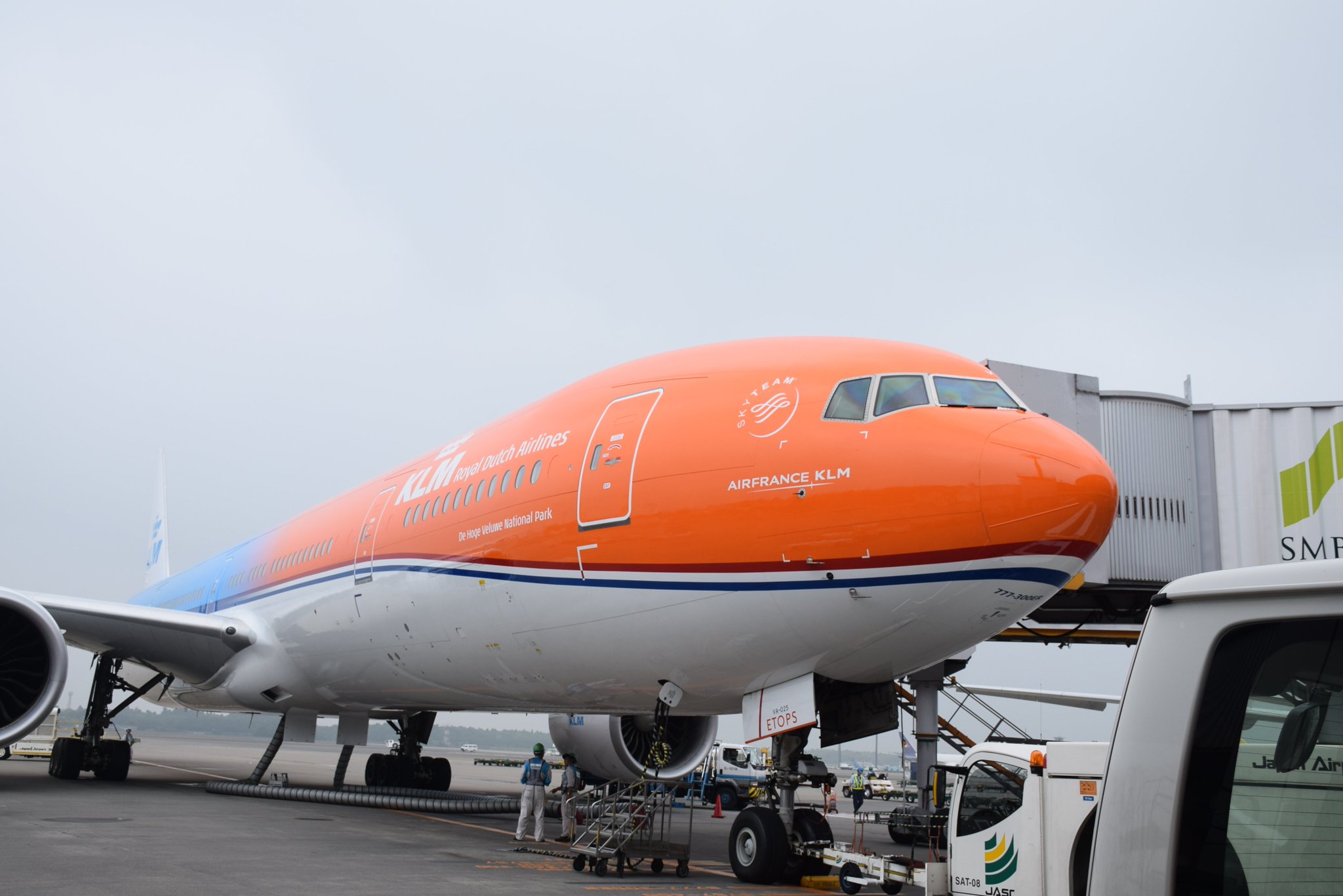 KLMオランダ航空 777-300ER 暗め オレンジプライド