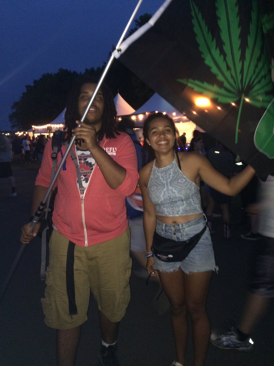 Lmtweet32's tweet photo. Look mom I found my friend again!
#Firefly2015 ➡️ #Firefly2016
#repeatcustomers #dontdodrugs #stayinschool https://t.co/1iDgC53nb7